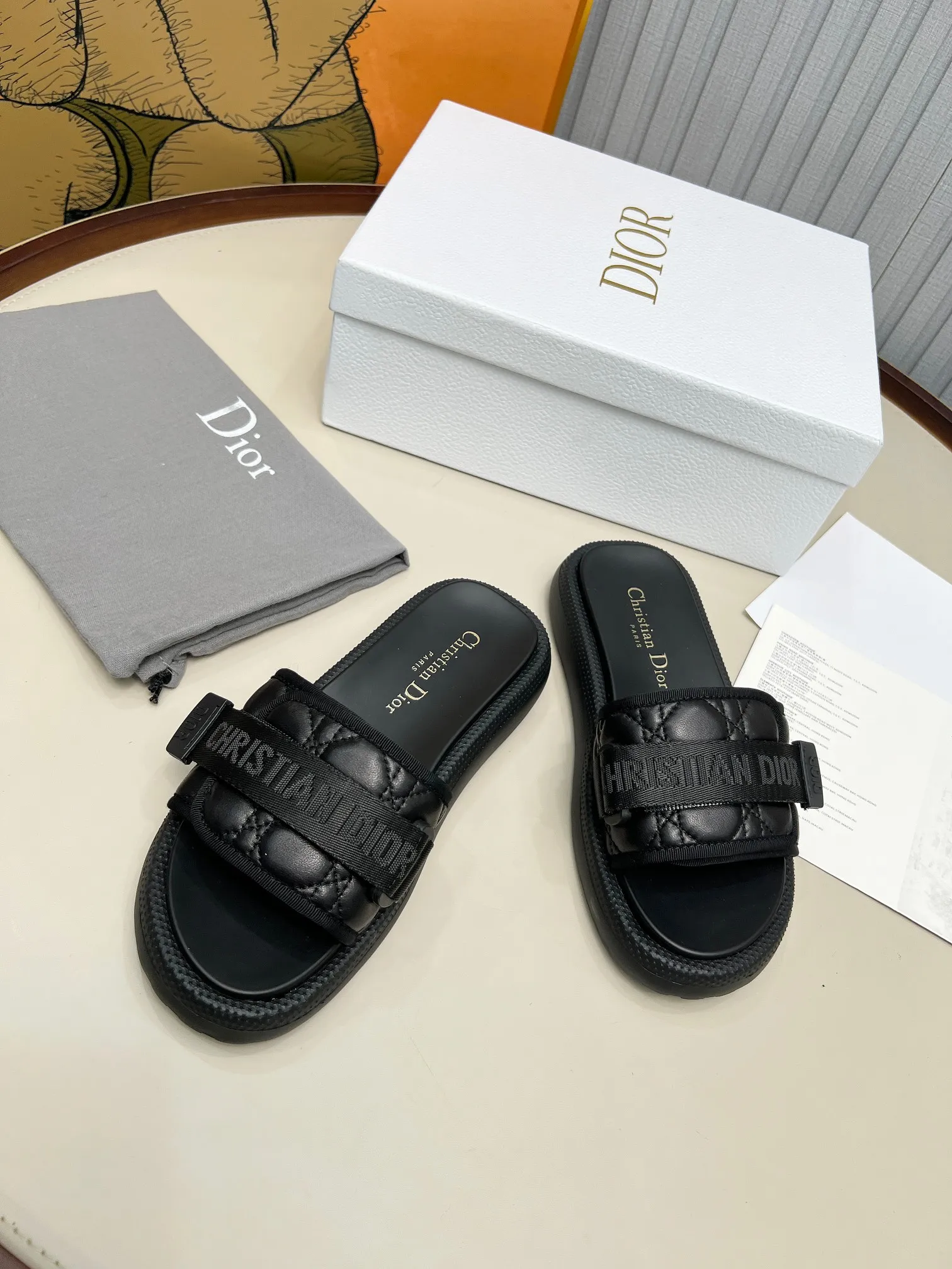 👟👟Ex-factory price 420👟👟 Dior Dior high version slippers, 👏👏2025 new classic model 🔥purchasing level qualityhot-selling thick-soled slippers in foreign counters💋———————————— Upper➕Inner: Original customized special electric embroidery material, Sole: Original mold 1.1 (lightweight) Bottom thickness: heel 5cm, forefoot 3cm, size 35-40 (with full set of packaging, cloth bag handbag, card instructions). You are welcome to place an order in advance, first come first served. Win-win cooperation.